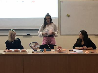 Studenci ze Międzynarodowego Stowarzyszenia Studentów Medycyny IFMSA - Poland Oddział Bydgoszcz  tłumaczą, w jaki sposób wykonywać samobadanie piersi.